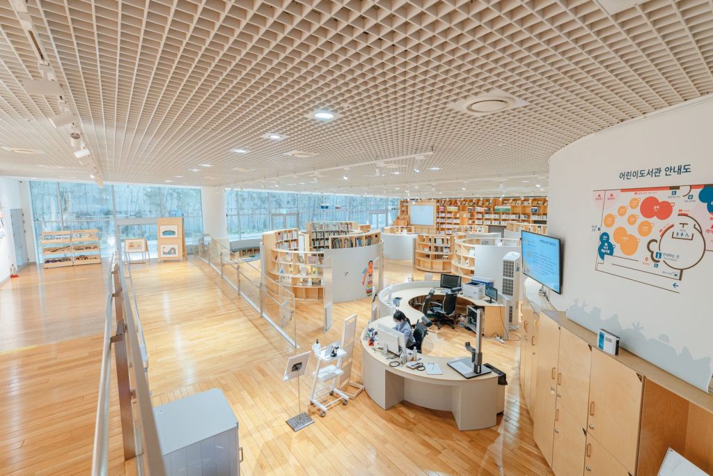 Bibliothèque contemporaine avec espaces de travail