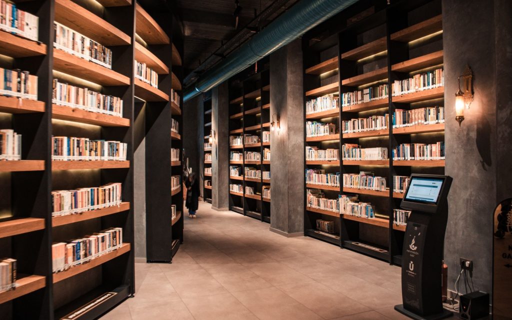 Salle de lecture d'une bibliothèque municipale