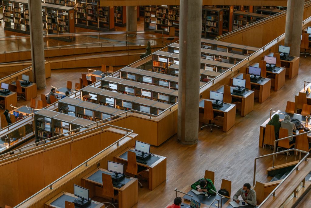 Grande salle de lecture d'une bibliothèque