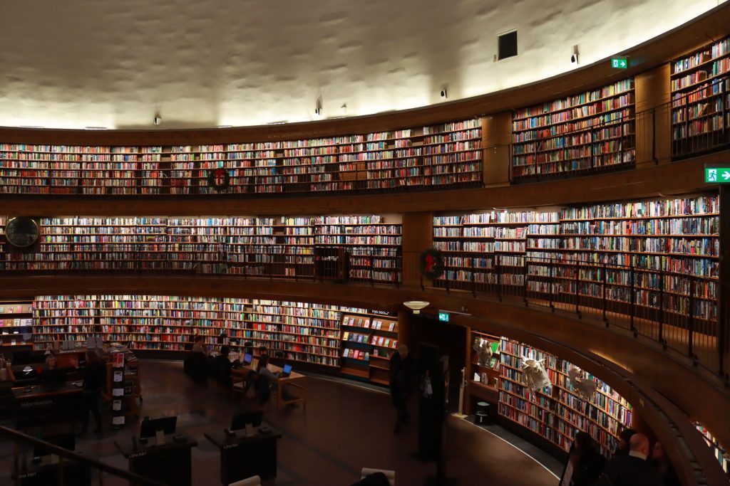 Rayonnages de livres dans une médiathèque