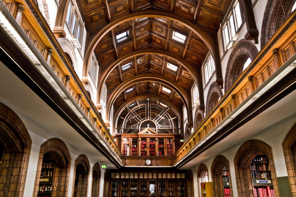 Intérieur monumental d'une grande bibliothèque